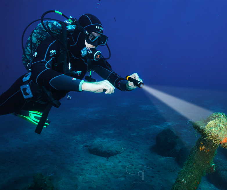 ORCATORCH D700 Scuba Dive Light, 1700 Lumens Mechanical Head Twist Switch, Underwater Flashlight with 6 Degrees Narrow Beam