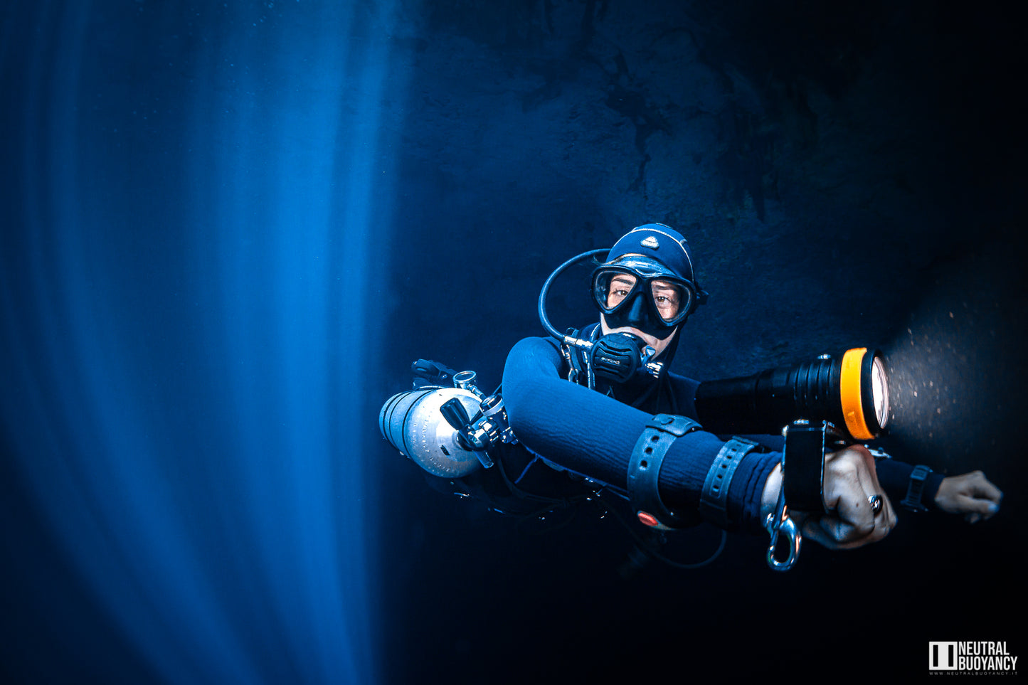 ORCATORCH D910V Scuba Diving Video Light, Max 5000 Lumens 120 Degree Wide Angle Beam Underwater Flashlight